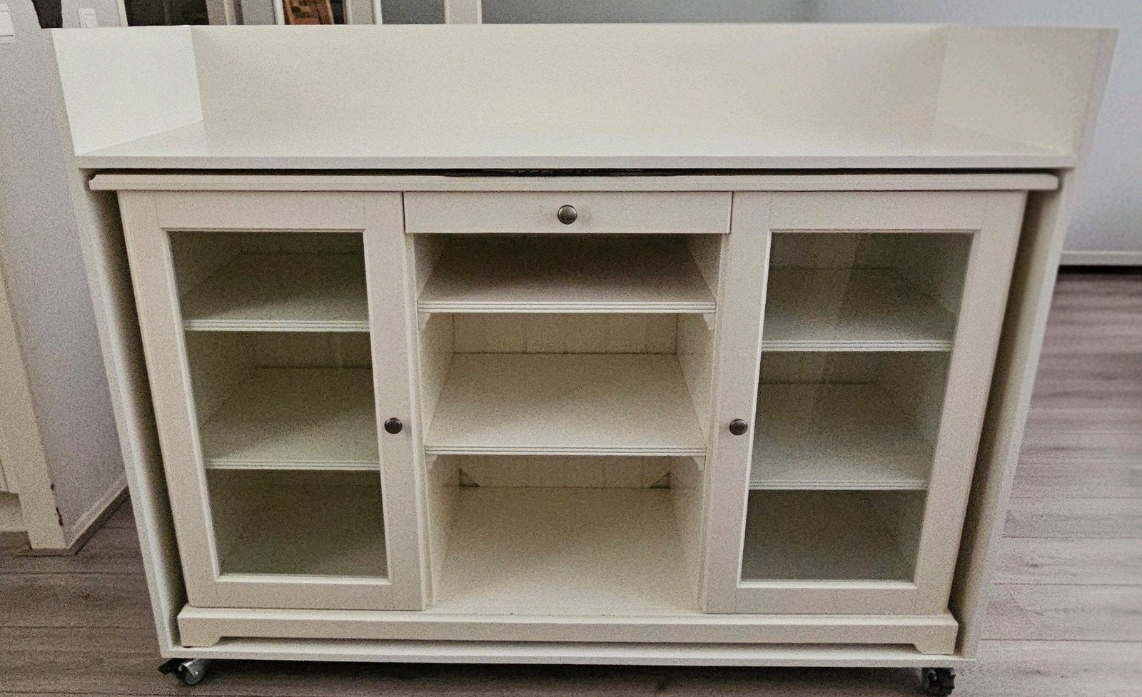 Moet Weg! Witte verrijdbare bar met kast en glazen deuren, Huis en Inrichting, Barren, Ophalen, Zo goed als nieuw