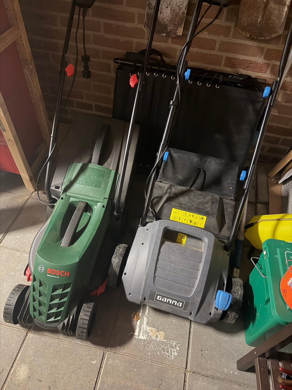 GAMMA Verticuteermachine & Bosch Grasmaaier, Ophalen, Gebruikt, Elektrische grasmaaier, Opvangzak