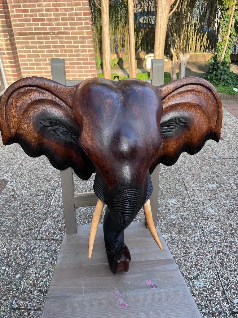 handgesneden houten olifantenkoppen, Ophalen