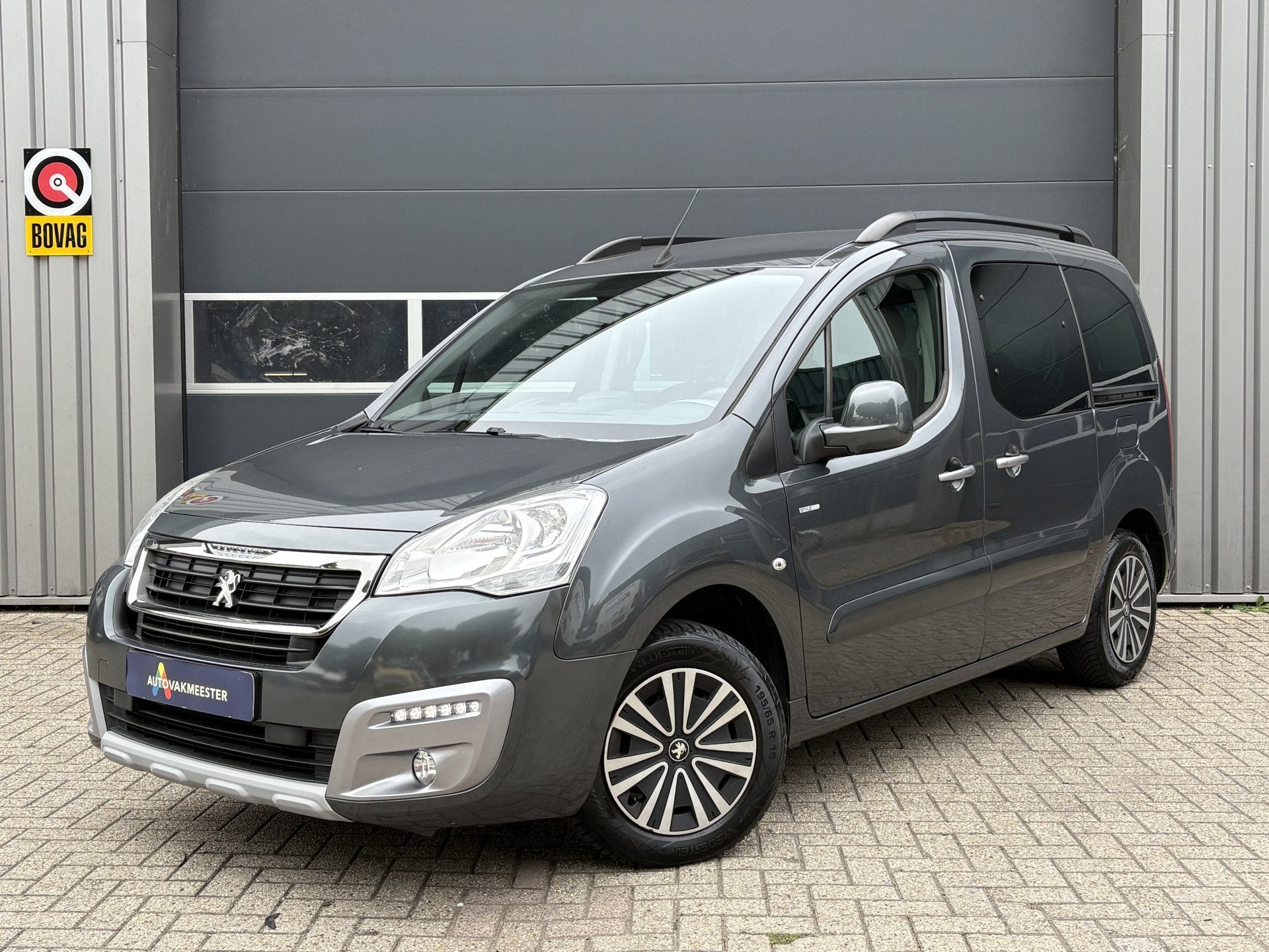 Peugeot Partner Tepee 1.2 PureTech Style | Navi | Carplay |, Auto's, Voorwielaandrijving, 12 maanden, Stof, Gebruikt