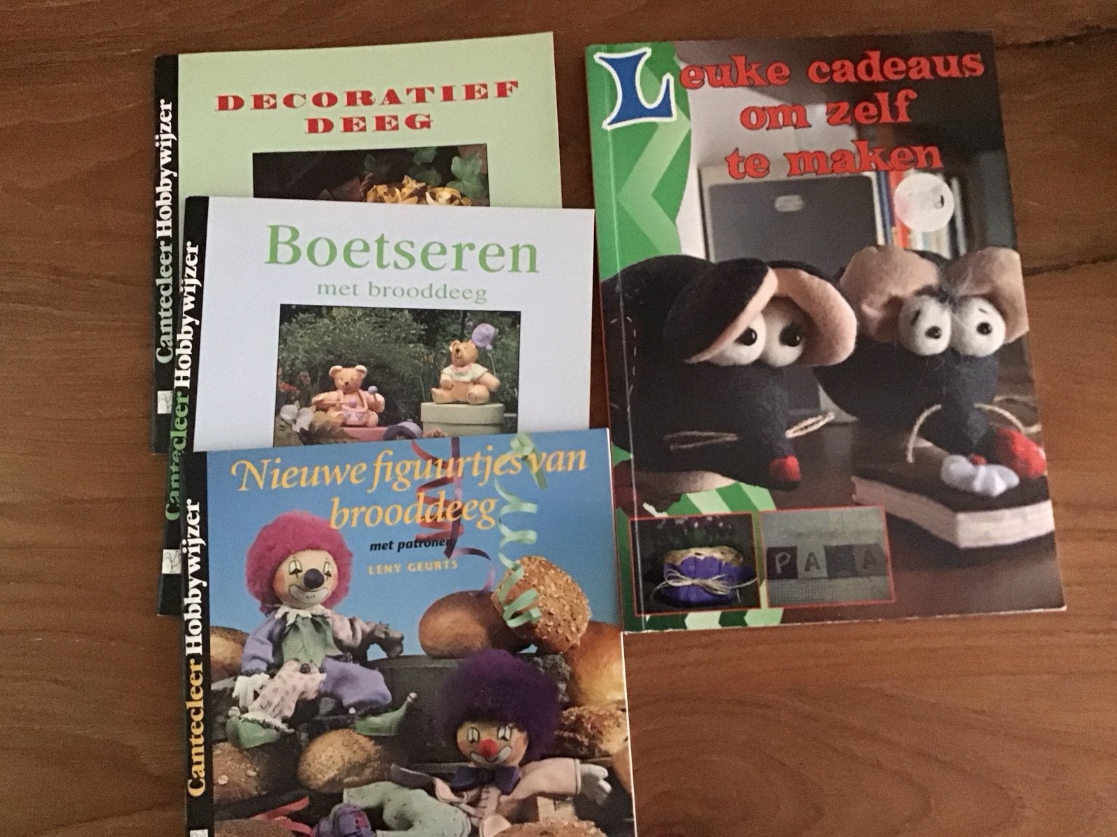 Boeken over decoratief deeg en brooddeeg figuren maken, Ophalen, Gelezen, Kleien en Boetseren