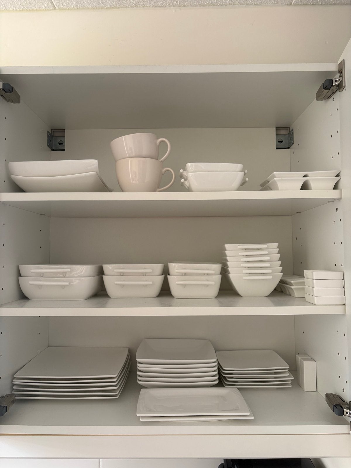 Servies set Yong 46 delig compleet, Ophalen, Keramiek, Zo goed als nieuw, Bord(en)