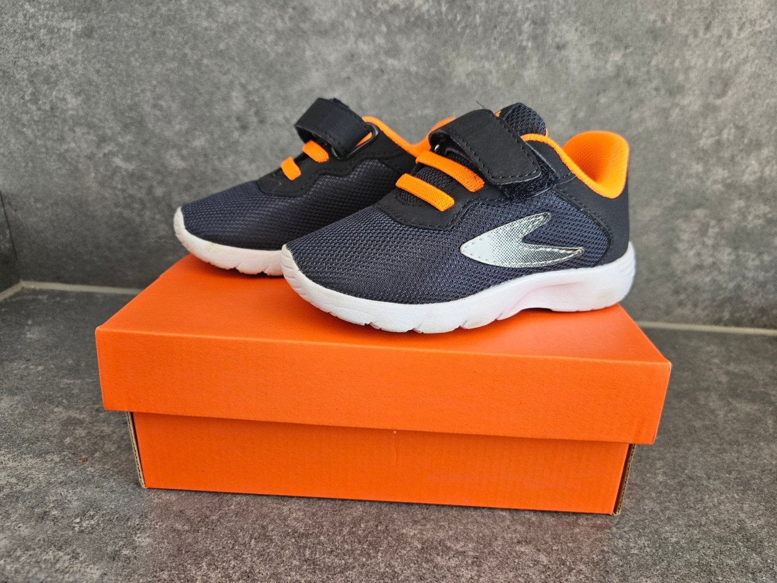 Stoere jongens sneakers maat 22 – marineblauw/oranje, Sportschoenen, Zo goed als nieuw, Jongen, Vty