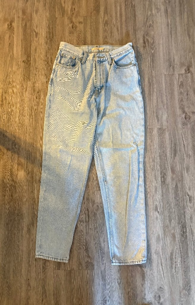 Levi’s Mom Fit Jeans – goede staat, Ophalen of Verzenden, Zo goed als nieuw, Blauw, W28 - W29 (confectie 36)