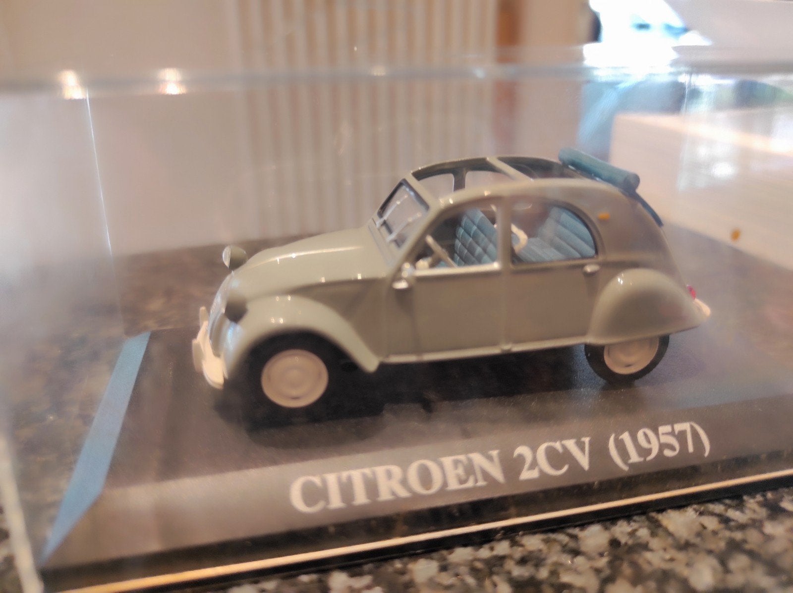 Citroën 2CV grijs 1957 met open dak 1:43 in vitrinedoosje, Ophalen of Verzenden, Auto, Overige merken