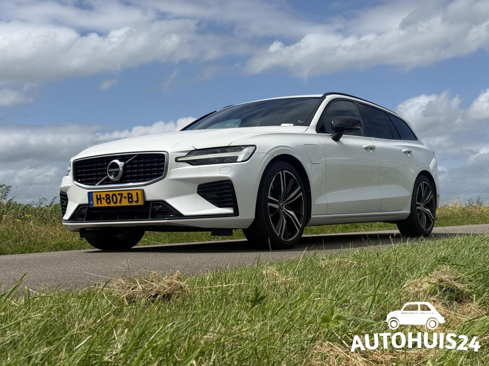 Volvo V60 2.0 T8 Twin Engine AWD 390pk R-Design 360|PANO|HUD, Auto's, Volvo, Automaat, Gebruikt, 4 cilinders, Wit