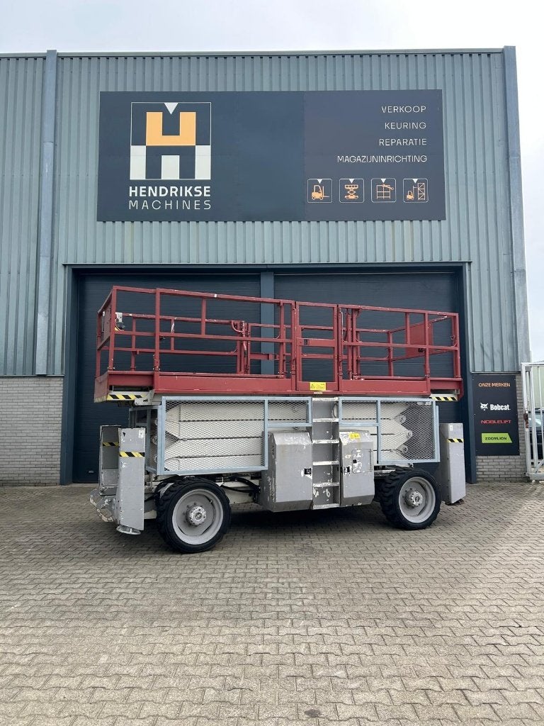 Genie GS-4390 - schaarhoogwerker - 2002 - 15.1m - ruwterrein, Ophalen