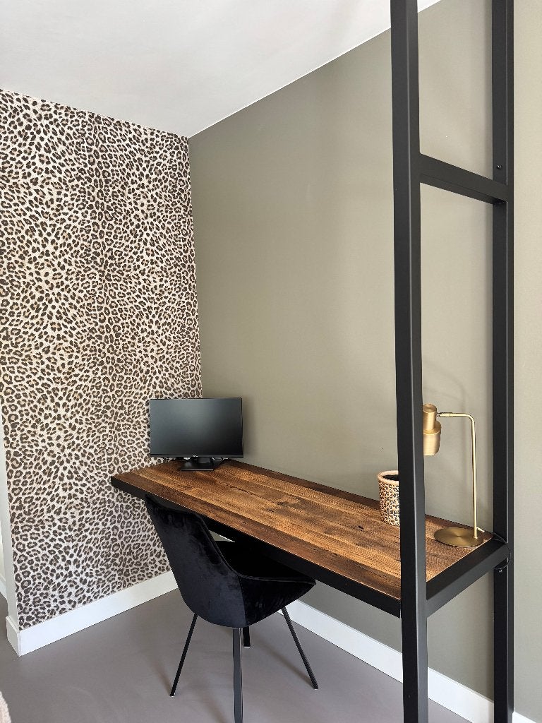Bureau aan de muur met zwart stalen frame, Huis en Inrichting, Ophalen, Hout, Bruin, Zo goed als nieuw