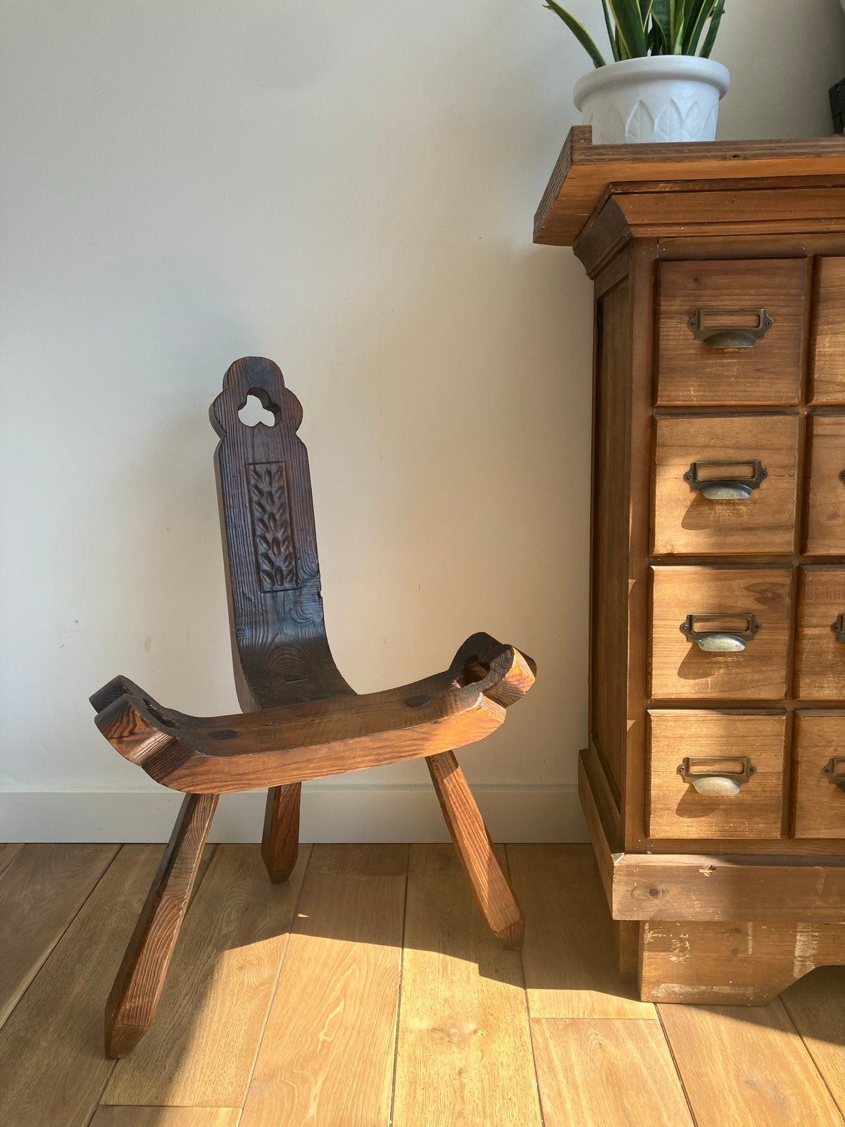 Brutalist handgesneden houten kruk/stoel met rugleuning, Ophalen