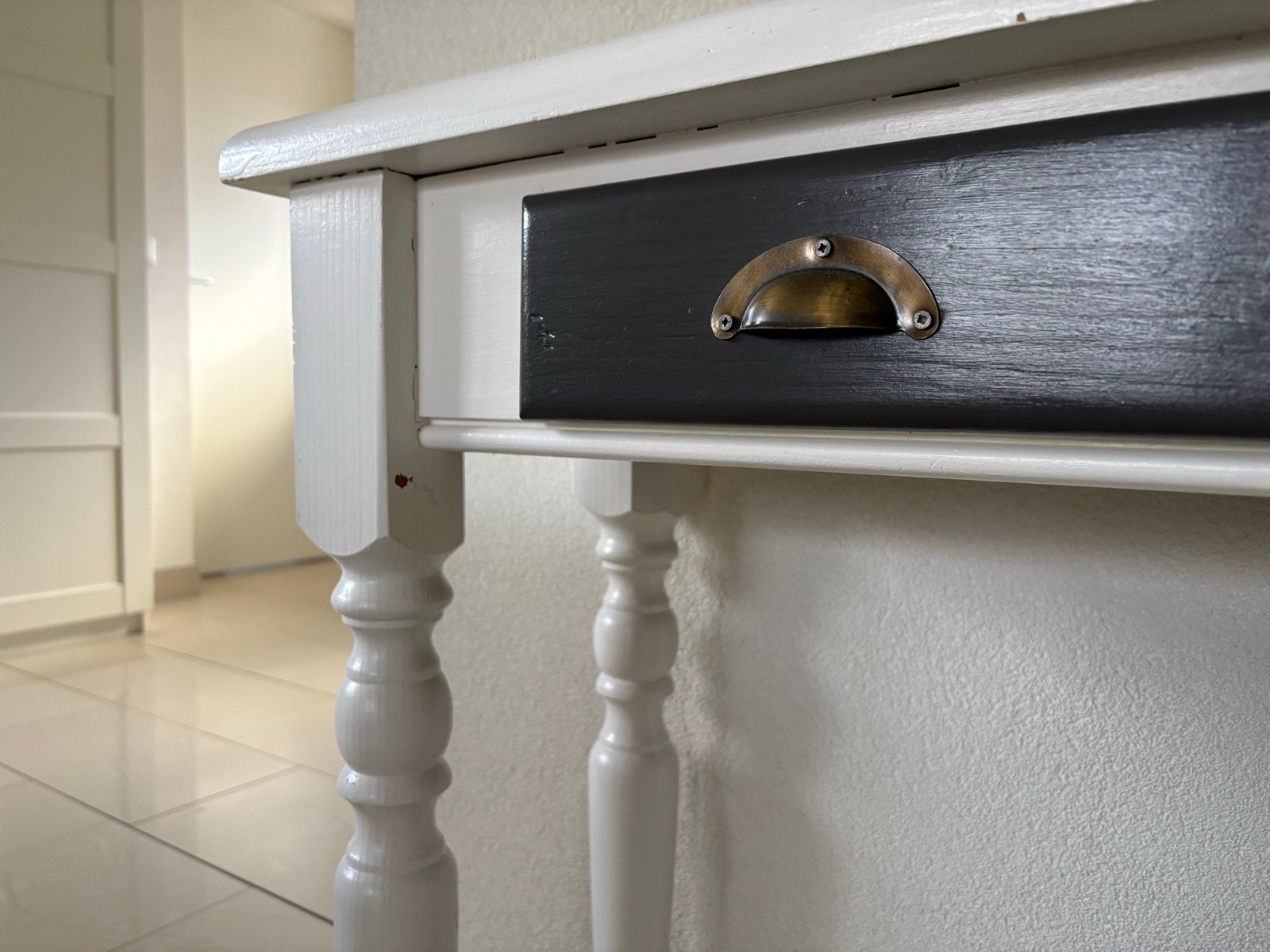 Sierlijke witte sidetable met twee lades, Ophalen, Gebruikt, 50 tot 100 cm, Overige houtsoorten