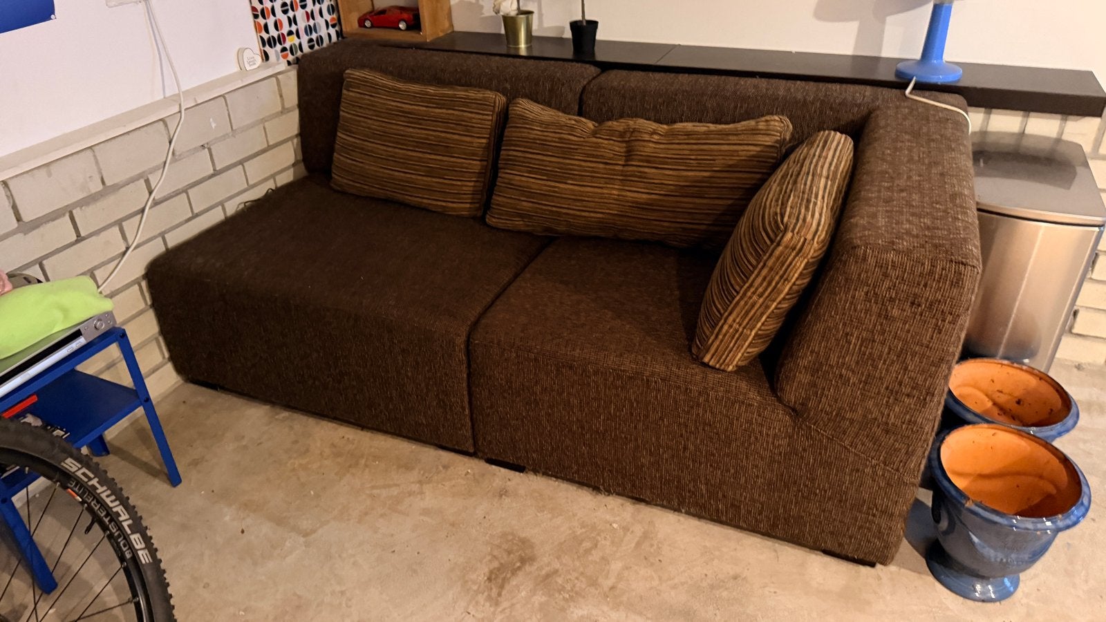 Gratis bruine stoffen bank met kussens, Huis en Inrichting, Banken | Bankstellen, Ophalen, Gebruikt, 150 tot 200 cm, Tweepersoons