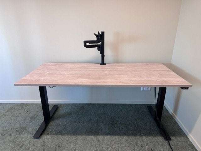 Elektrisch Zit-Sta Bureau met kabelgoot,stopcontact,279€/st, Gebruikt, Kabelgoot, Metaal, Ophalen of Verzenden