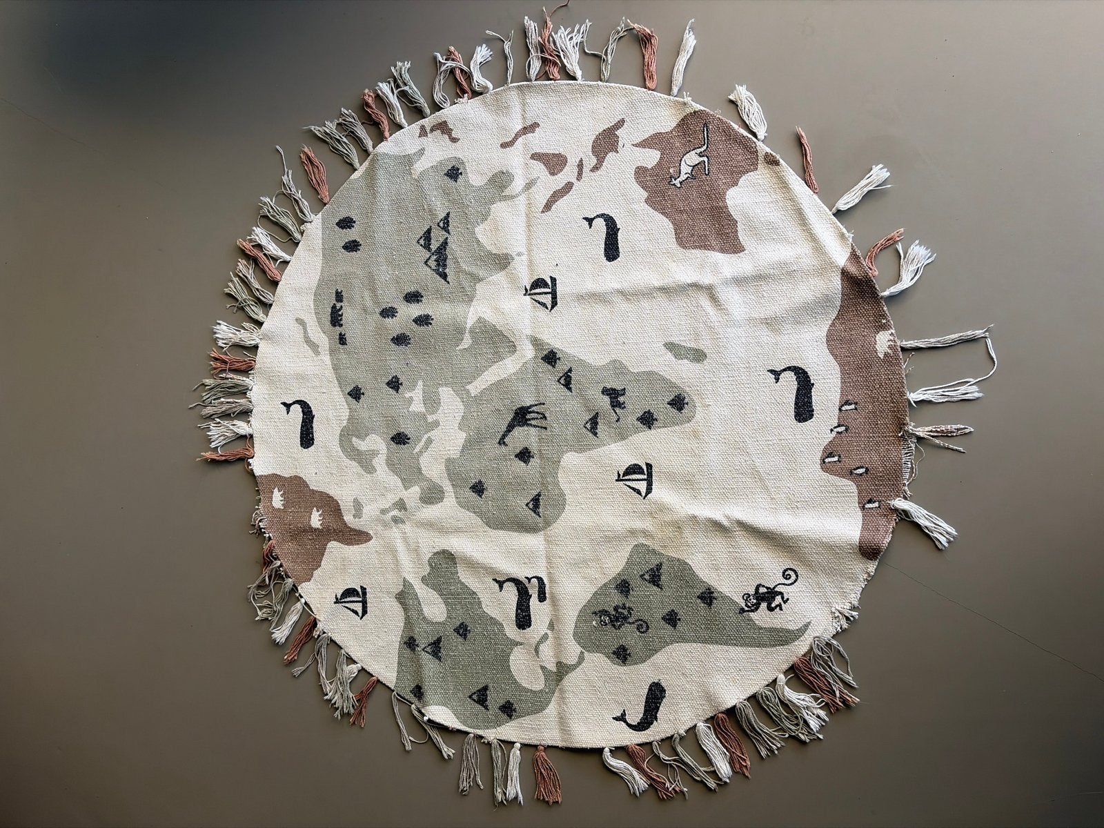 Handgemaakt rond vloerkleed wereldkaart kinderkamer, Gebruikt, 100 tot 150 cm, Beige, Rond