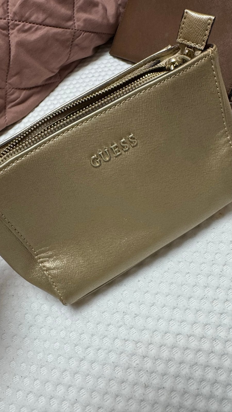 Guess Schoudertas Goud - Nieuw en Ongebruikt, Ophalen of Verzenden, Nieuw, Overige kleuren, Schoudertasje