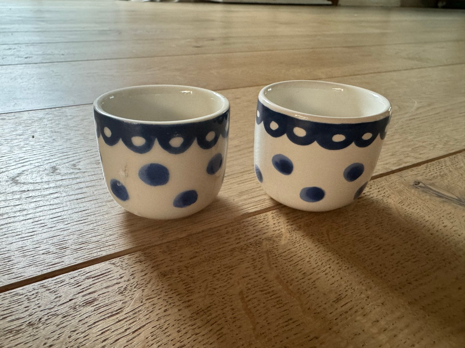 Hema eierdopjes blauw met stippen en geschulpte rand, Hema, Keramiek, Overige typen, Ophalen of Verzenden