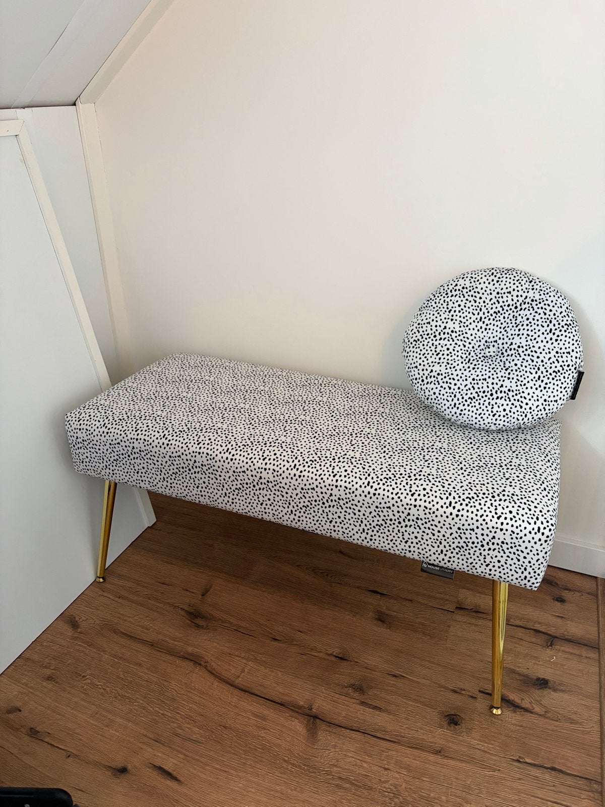 Stijlvolle bank met dalmatiërprint en gouden poten, Ophalen, 50 tot 75 cm, Zo goed als nieuw, 100 tot 125 cm