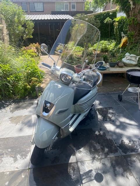 Peugeot Django, Fietsen en Brommers, Scooters | Peugeot, Zo goed als nieuw, Overige modellen, Maximaal 45 km/u, Benzine, Ophalen