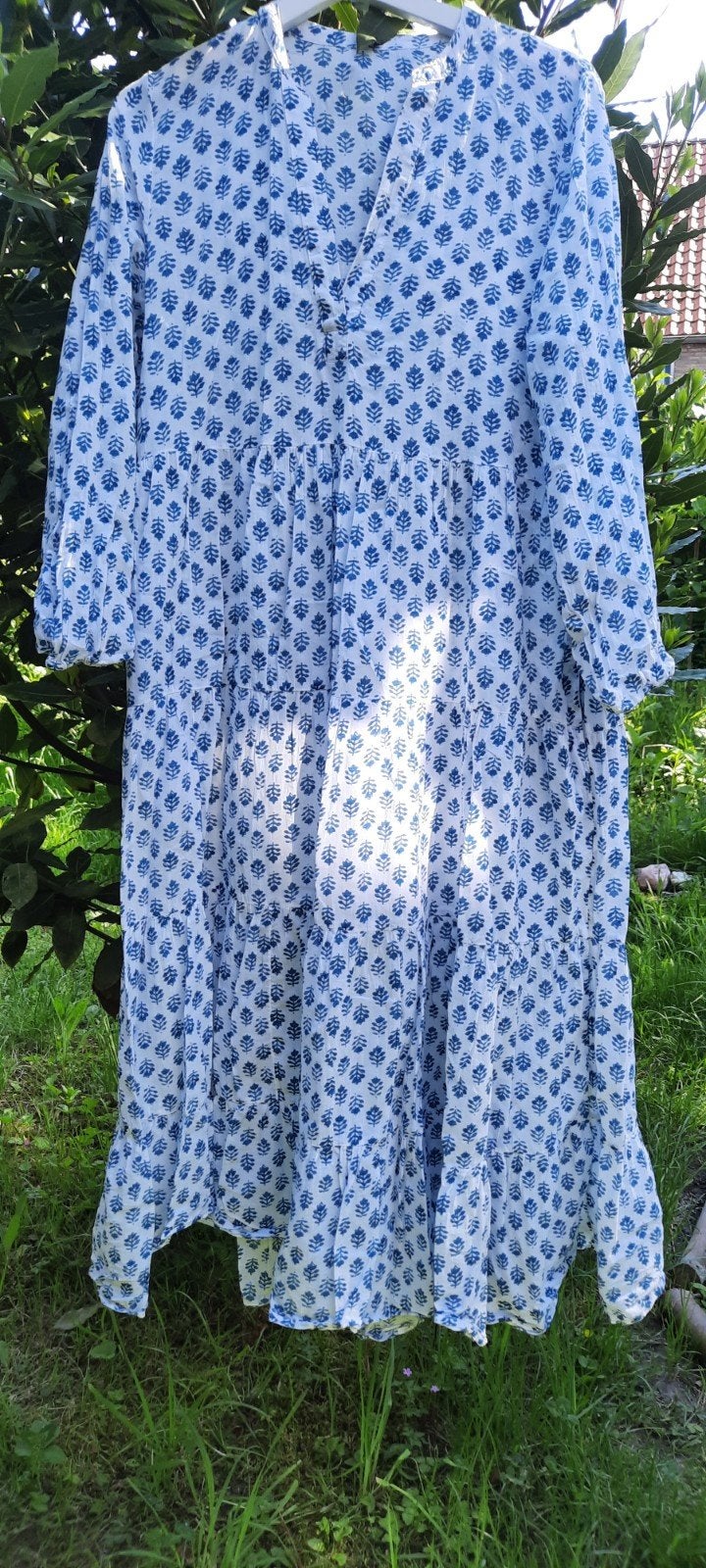 Witte India katoenen jurk met blauwe print 38/M, Kleding | Dames, Jurken, Maat 38/40 (M), Zo goed als nieuw, Onder de knie, Verzenden