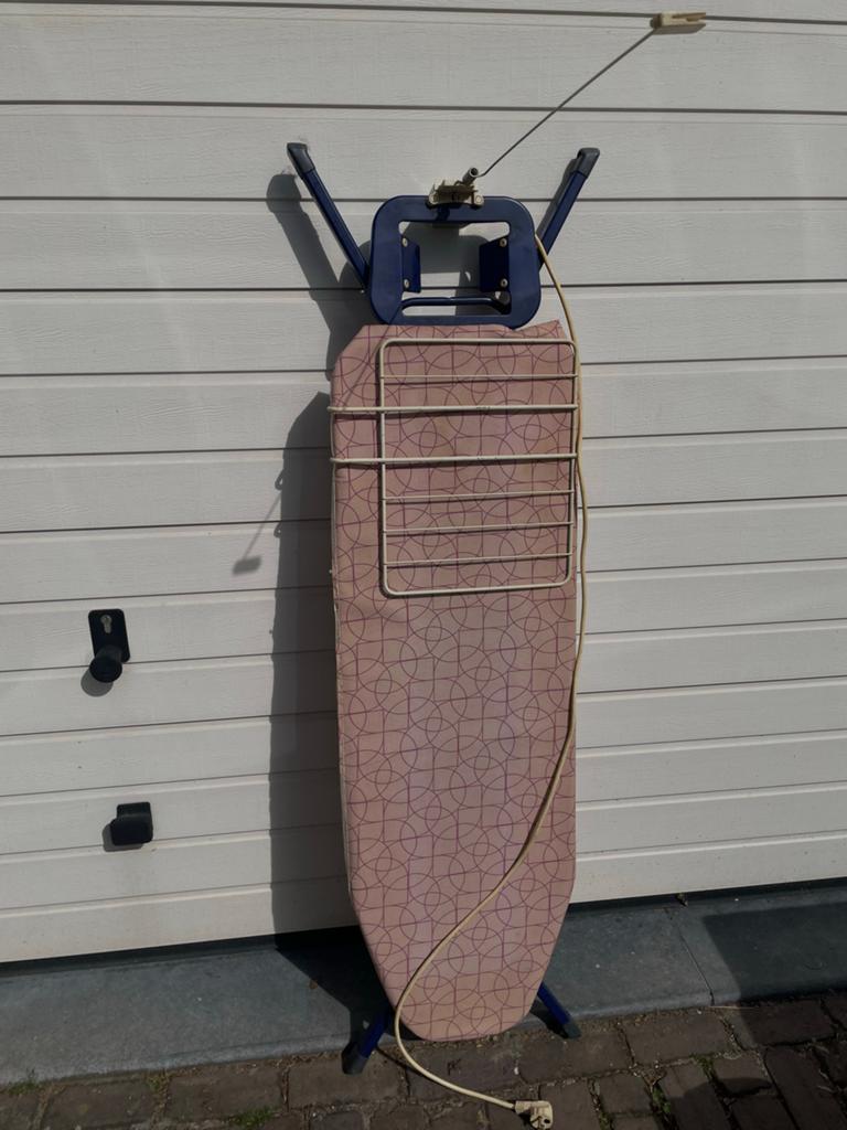 Strijkplank met snoerhouder perfecte staat, Ophalen, Zo goed als nieuw