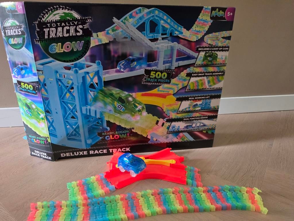 Totally Tracks  Glow racebaan met auto 500 track stukjes, Kinderen en Baby's, Speelgoed | Racebanen, Ophalen of Verzenden, Zo goed als nieuw