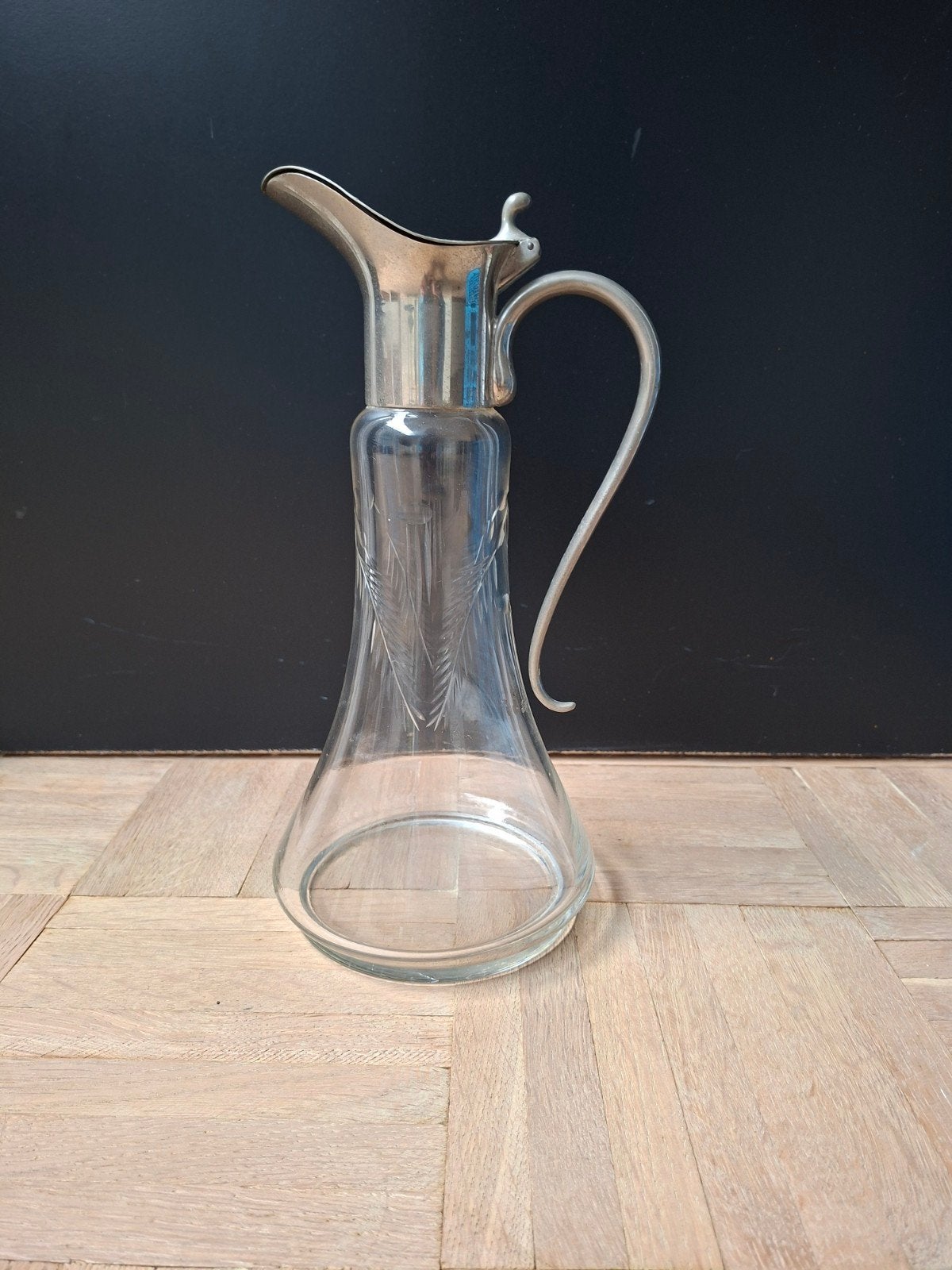 Vintage glazen karaf met metalen schenktuit en handvat, Ophalen of Verzenden