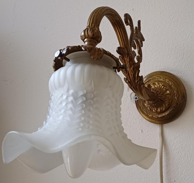 Antiek goudverguld wandlamp met blankglas geschulp kapje, Ophalen of Verzenden, Gebruikt