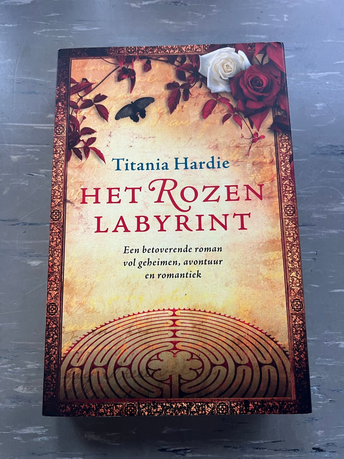 Het Rozen Labyrint - Titania Hardie, Boeken, Ophalen of Verzenden, Zo goed als nieuw