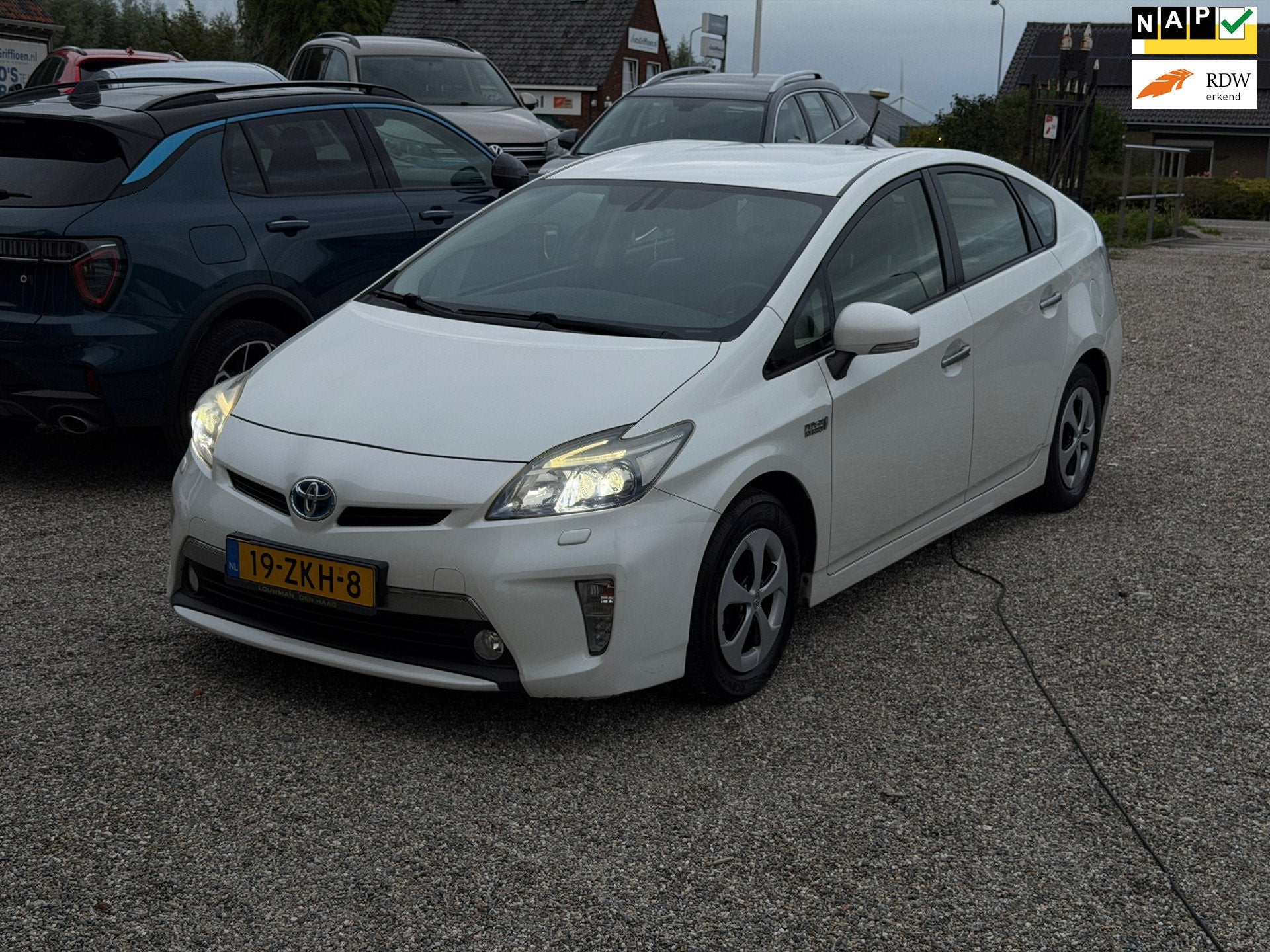 Toyota Prius 1.8 Plug-in Dynamic Business 2e Eig Oplaadbaar, Auto's, Euro 5, Gebruikt, Zwart, Wit