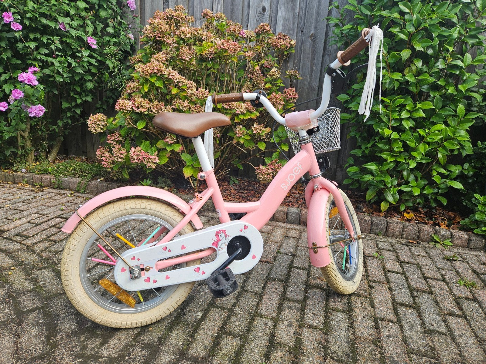 Roze Sjoef kinderfiets 16 inch met mandje en zijwieltjes, Fietsen en Brommers, Zijwieltjes, Velgrem, Ophalen of Verzenden, Sjoef