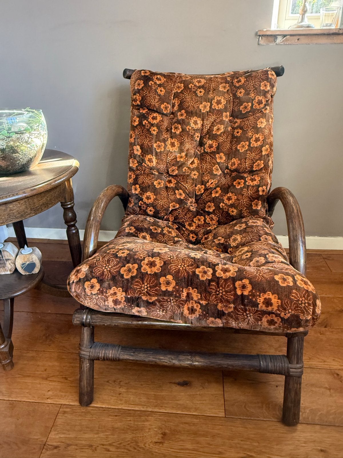 Vintage jaren '70 rotan fauteuil met bloemenprint kussen, Antiek en Kunst, Antiek | Meubels | Stoelen en Banken, Ophalen of Verzenden