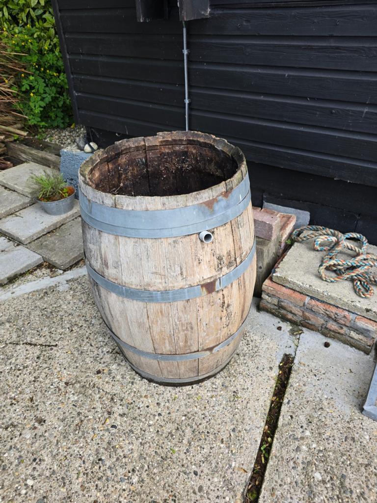 2 oude regentonnen, 150 liter of meer, Ophalen of Verzenden, Gebruikt, Hout