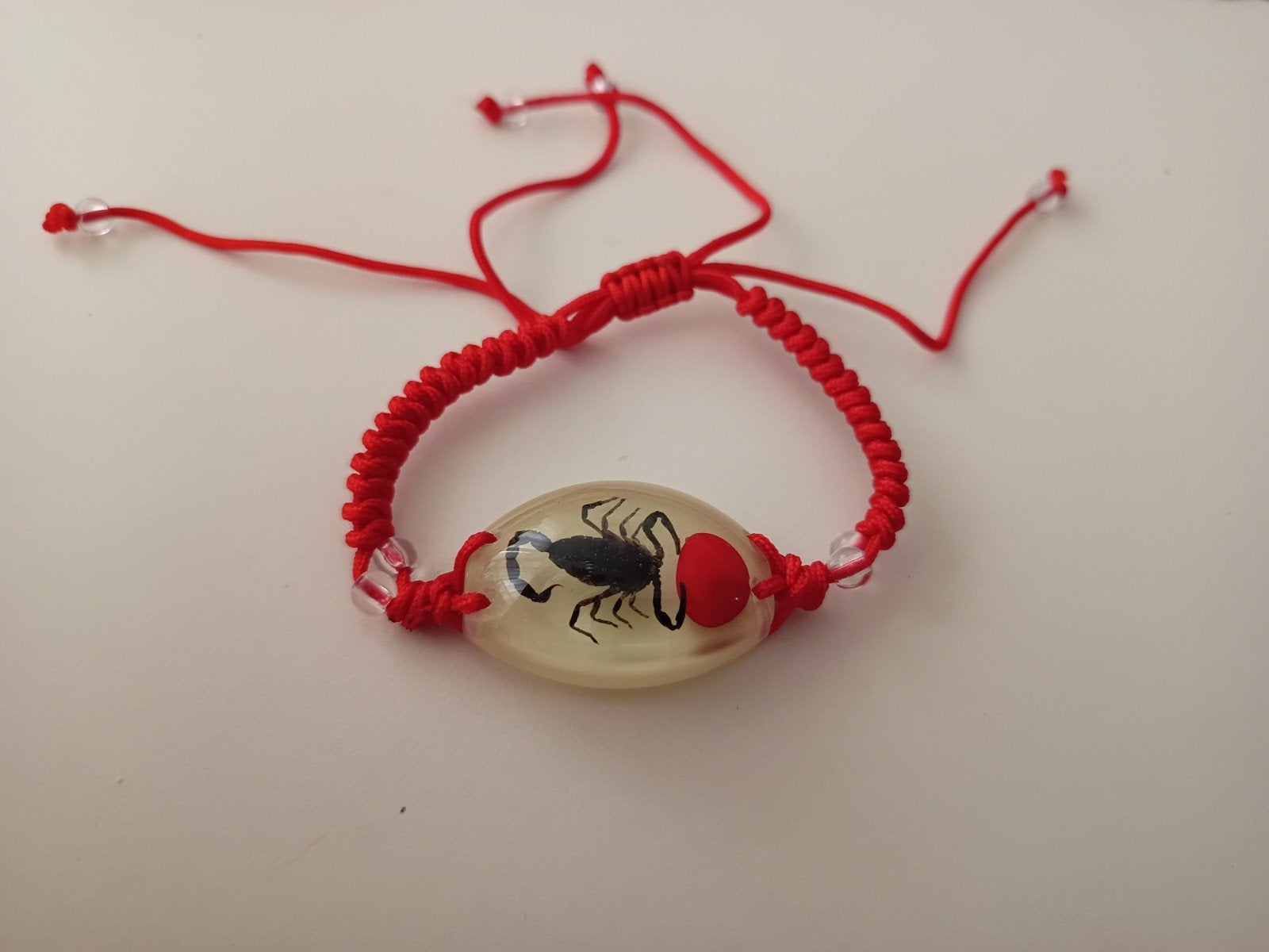 Unieke Rode Armband met Schorpioen in Hars - Handgemaakt, Ophalen of Verzenden, Nieuw, Rood, Overige materialen