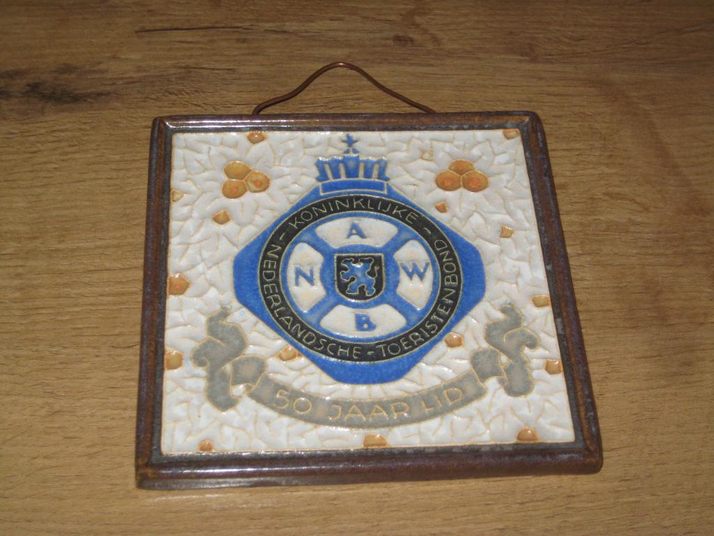 cloisonne tegel A.N.W.B. 50 jaar lid porceleyne fles anwb, Antiek en Kunst, Ophalen of Verzenden