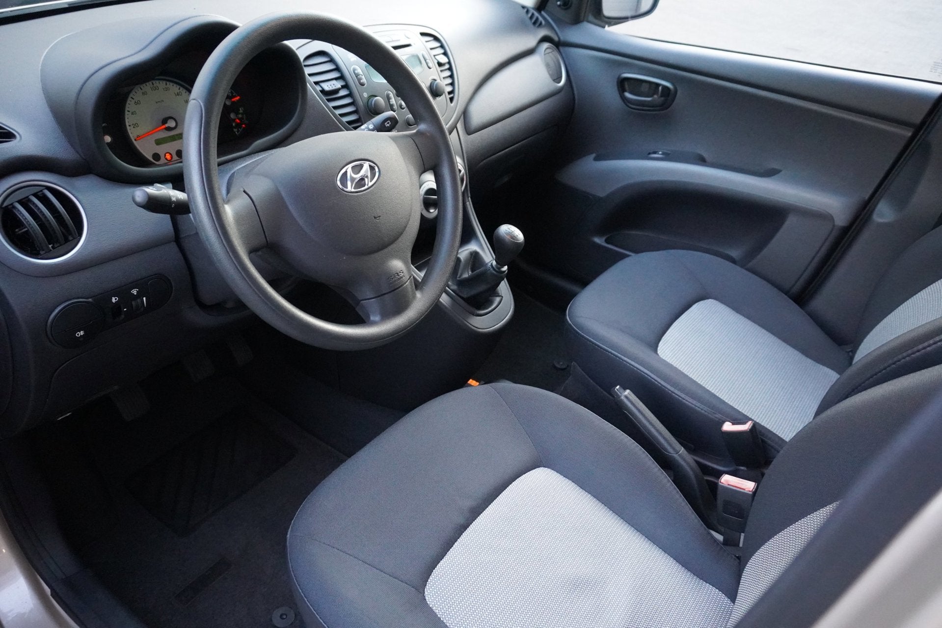 Hyundai I10 1.1 Active Cool | NIEUWE DISTRIBUTIERIEM, Auto's, Hyundai, Gebruikt, 4 cilinders, 400 kg, Leder en Stof