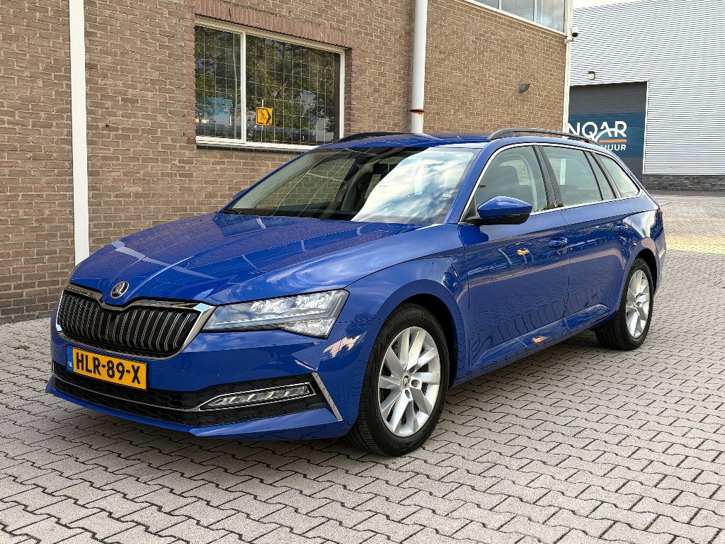 Skoda Superb Combi iV PHEV 1.4 TSI Business Edition Plus, Blauw, Plug-in hybride, 1565 kg, Te koop