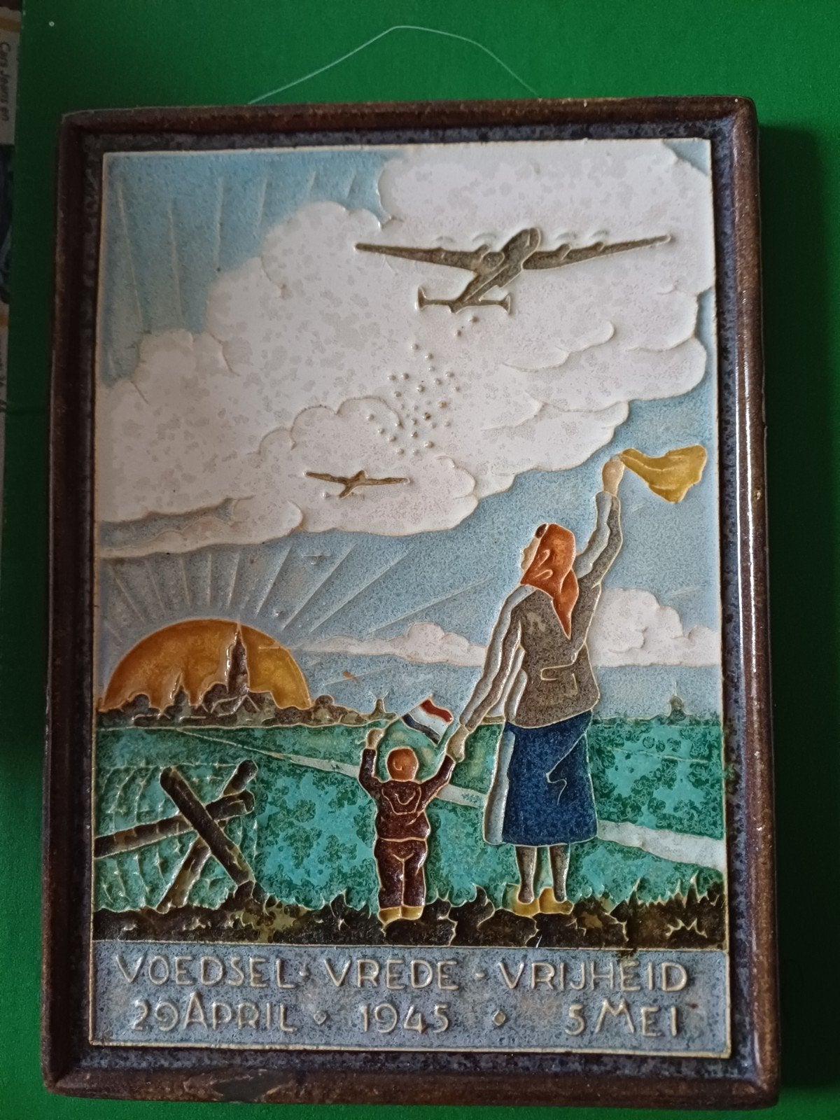 Cloisonné tegel 'Voedseldropping 1945' (De Porceleyn, Ophalen of Verzenden