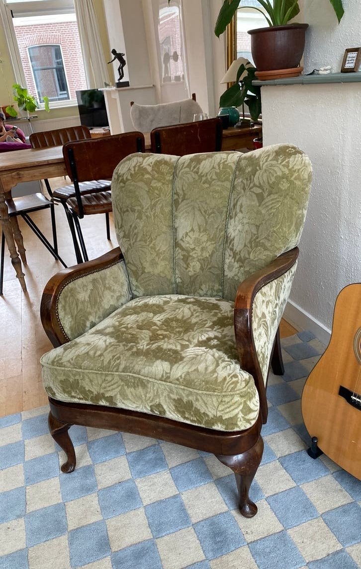 klassieke/vintage fauteuil met houten frame en bloemmotief, Ophalen of Verzenden