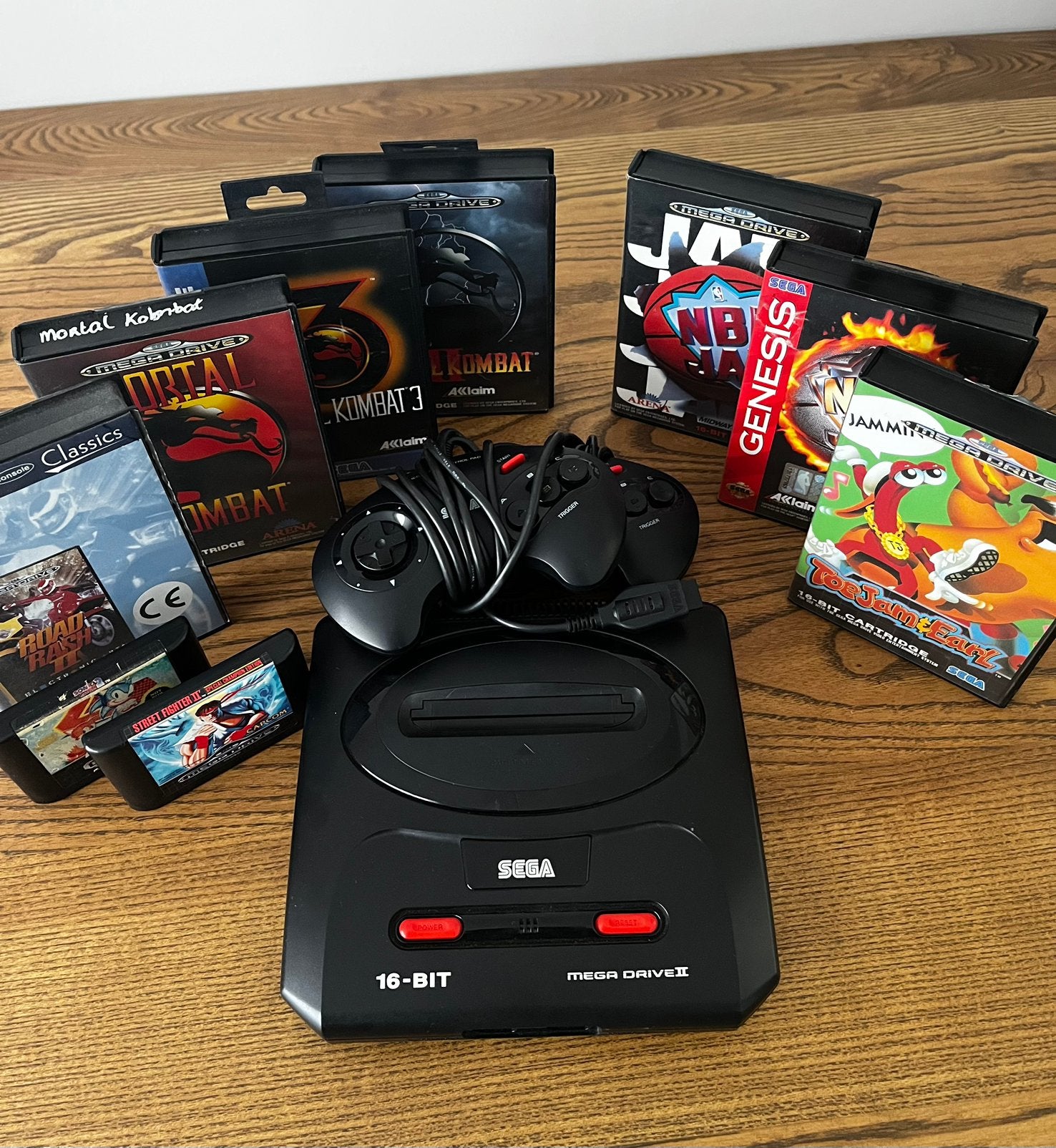 Sega Mega Drive 2 + Mortal Kombat 1, 2 & 3 ect, Spelcomputers en Games, Ophalen, Mega Drive, Met 2 controllers, Gebruikt