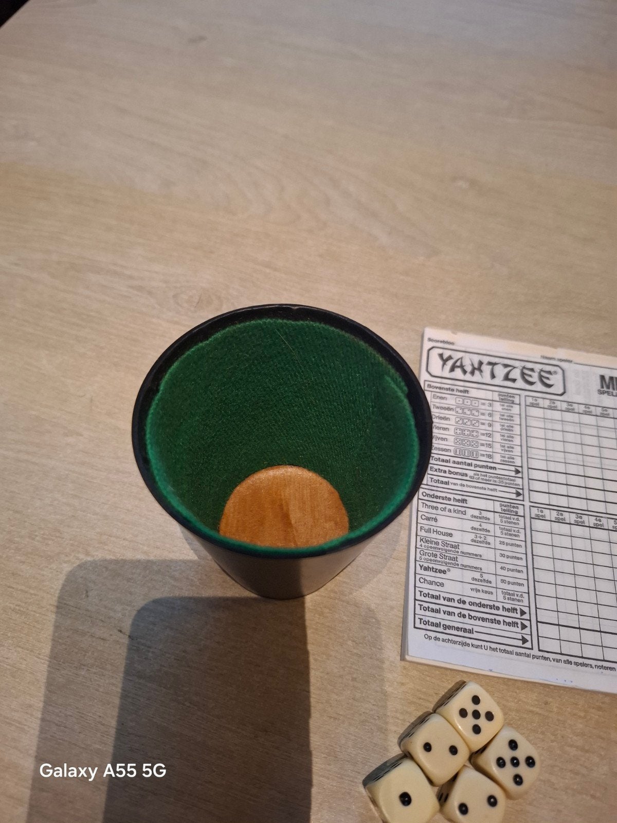 Yahtzee dobbelspel met beker en scoreblok, 1027 Newport Ave, Pawtucket, RI 02861, USA, Ophalen of Verzenden, Consumercare@hasbro.com