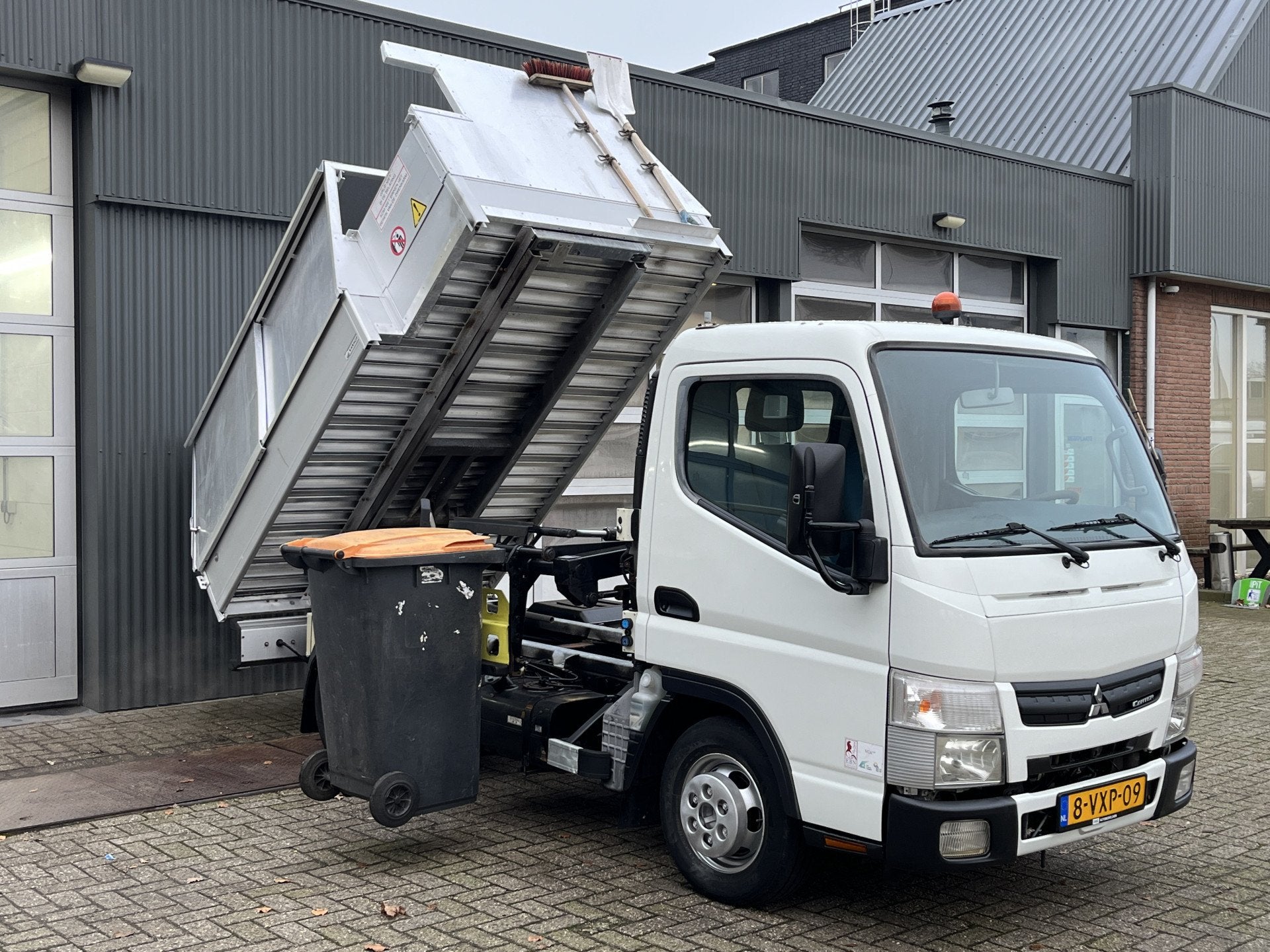 Mitsubishi Canter 3S13 3.0 Automaat Veegvuilkipper zijlader, Auto's, Automaat, Euro 5, Gebruikt, Zwart