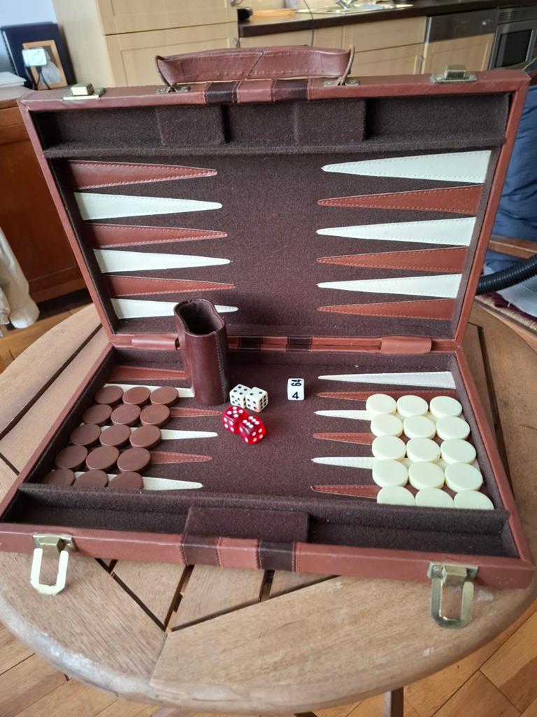 Backgammon compleet in koffer, Hobby en Vrije tijd, Ophalen of Verzenden, Zo goed als nieuw