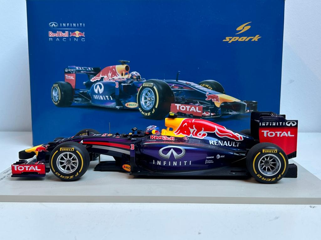 1:18 Spark Red Bull RB10 Winst Canada Daniel Ricciardo 2014, Ophalen of Verzenden, Zo goed als nieuw, Auto, Overige merken