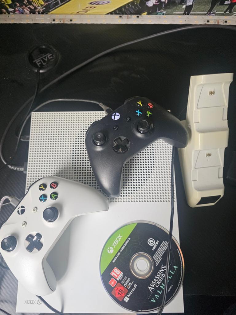Xbox One S 500GB met 2 controllers, oplaadstation + 44 games, 2 spelers, Ophalen, Zo goed als nieuw, Vanaf 7 jaar