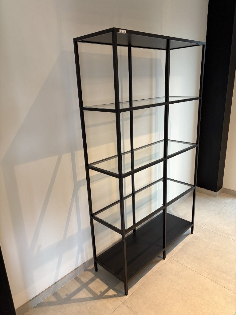 VITTSJÖ Stellingkast, zwartbruin/glas, 100x175 cm, Huis en Inrichting, Ophalen, Zo goed als nieuw