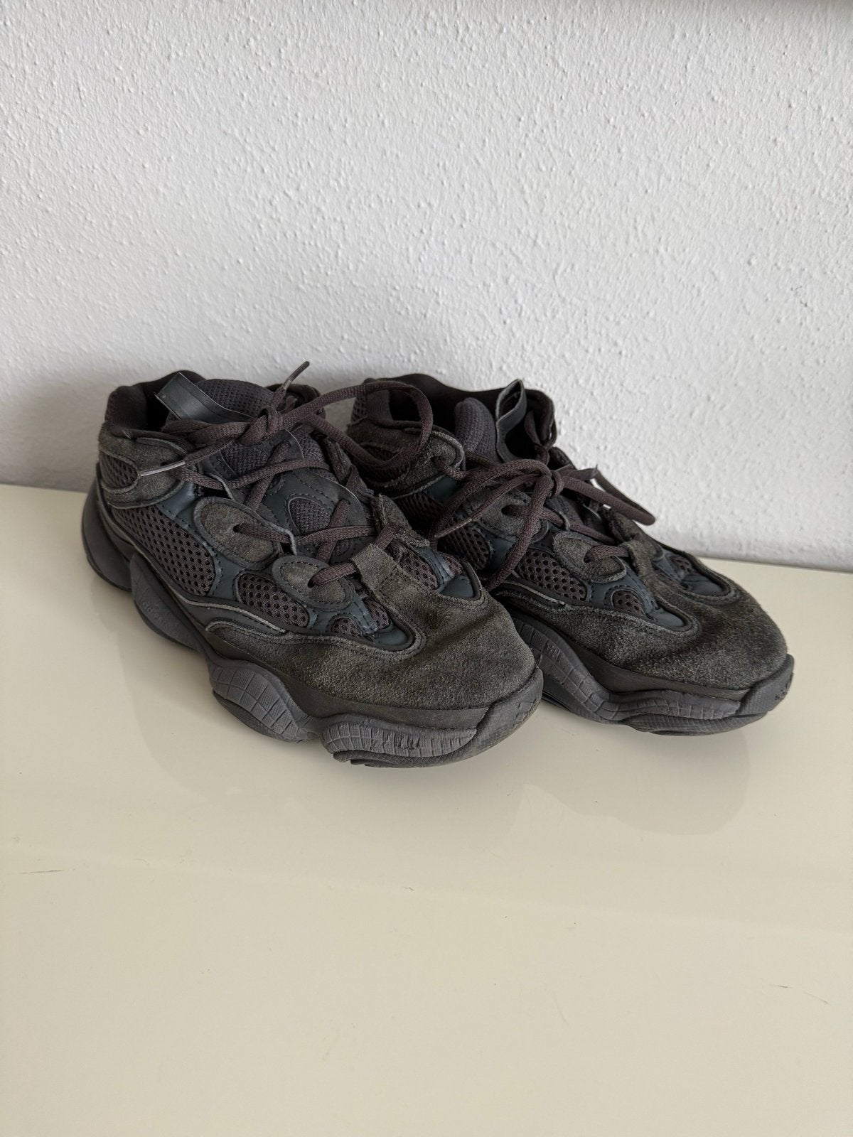 Adidas Yeezy 500 Utility Black Sneakers Maat 41 1/3, Kleding | Heren, Schoenen, Ophalen of Verzenden, Gedragen, Zwart, Sneakers of Gympen