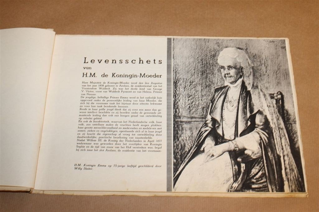 Ter Gedachtenis aan Koningin Emma 1858-1934 — Fotoboek, Verzamelen, Kaart, Foto of Prent, -, Ophalen of Verzenden, -