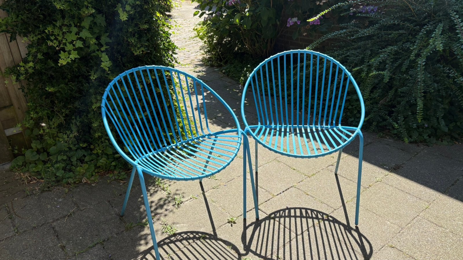 Twee blauwe metalen tuinstoelen - stapelbaar, Tuin en Terras, Tuinstoelen, Ophalen, Gebruikt, Metaal, Stapelbaar