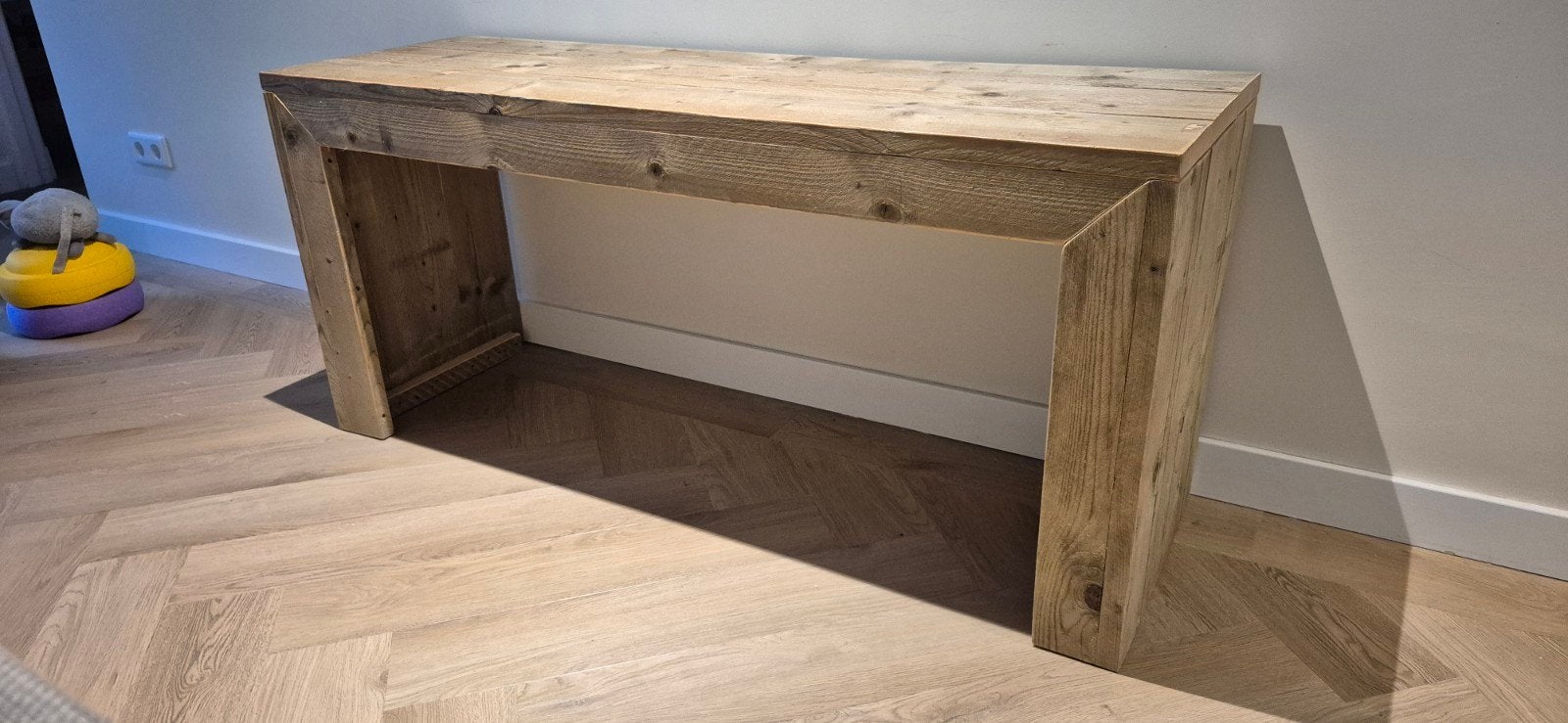 Robuuste houten speeltafel van 140x63x45 cm, Ophalen, 100 tot 150 cm, Zo goed als nieuw, Overige houtsoorten