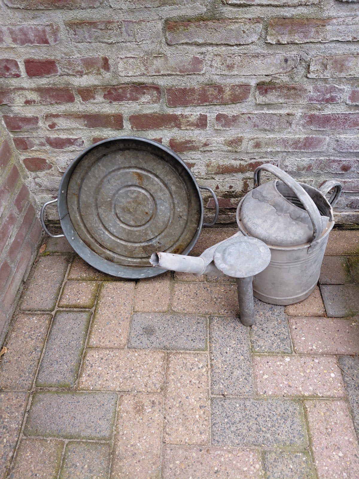 Zinken schaal, gieter en wasketel, Ophalen
