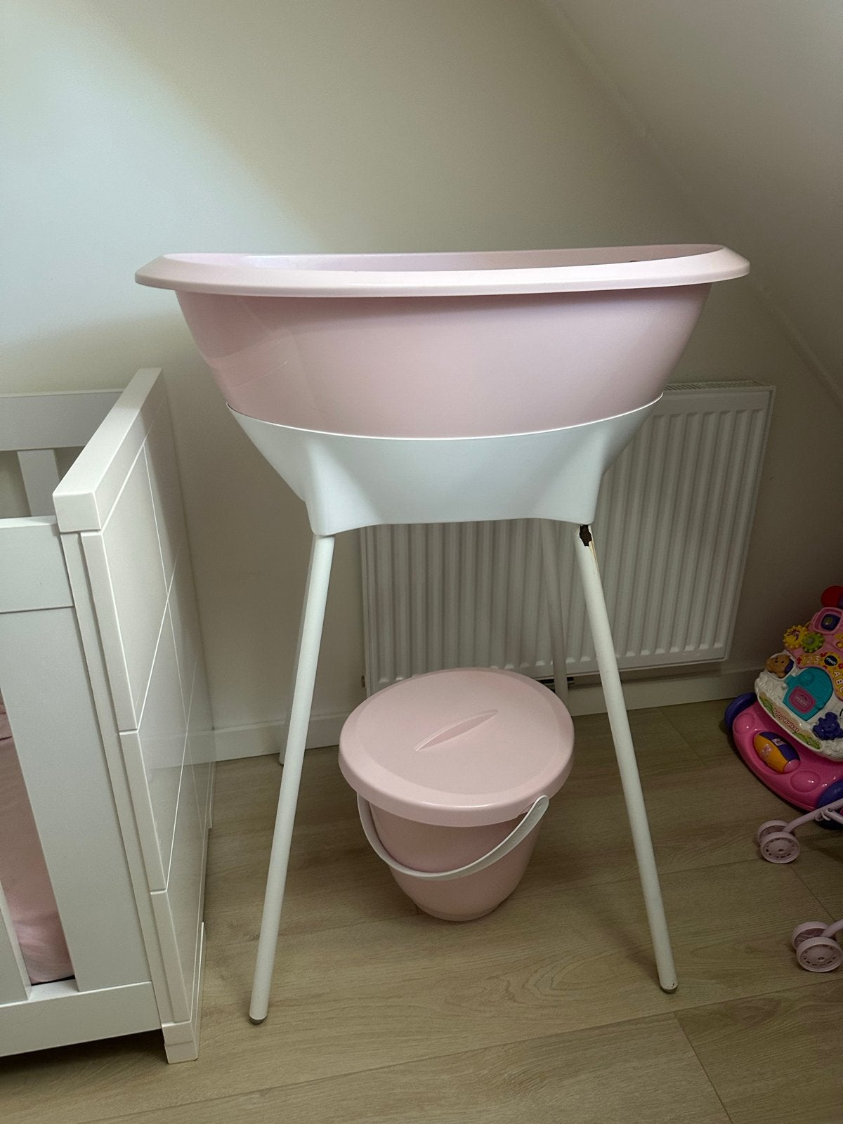 badje met standaard en luieremmer - Roze, Overige merken, Gebruikt, Ophalen of Verzenden, Badje